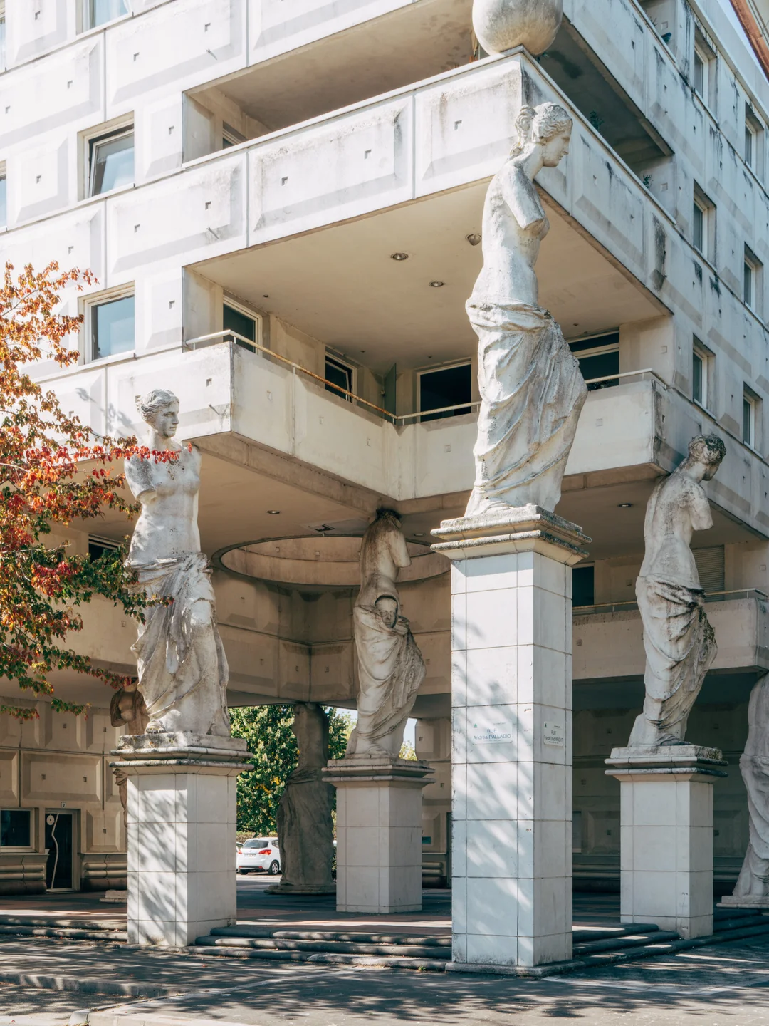 Caryatides de Manolo Nuñez-Yanowsky — vue 10