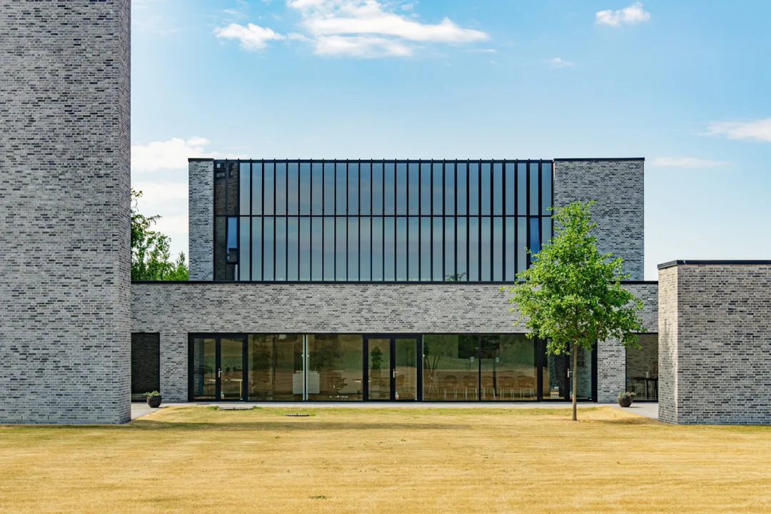 Bâtiment livré, brique et verre