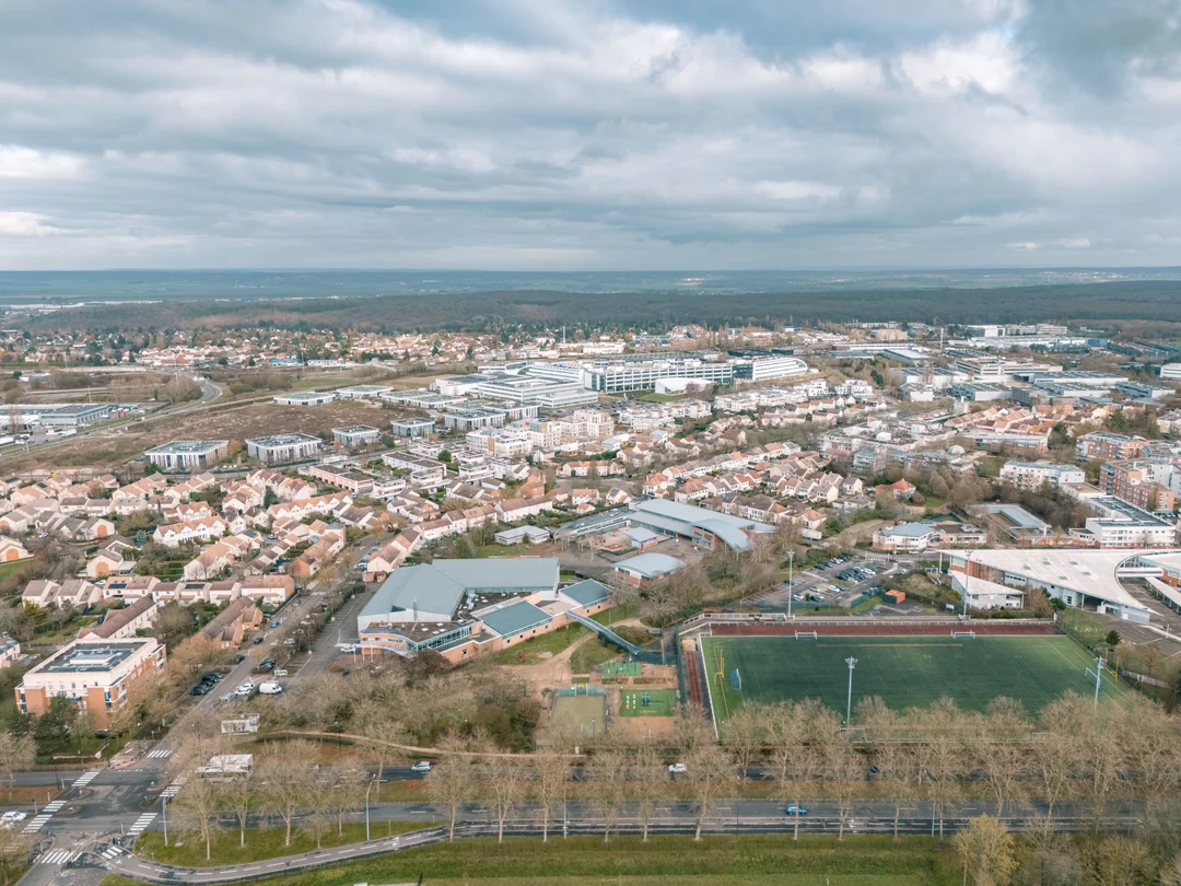 Drone Photographer for Architecture, Hospitality and Real Estate – A precise aerial perspective to showcase your projects, strengthen your image and reveal their real context. — vue 1