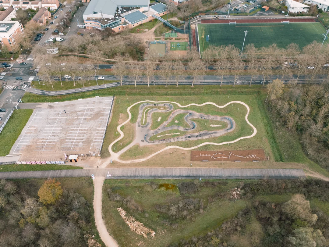 Drone Photographer for Architecture, Hospitality and Real Estate – A precise aerial perspective to showcase your projects, strengthen your image and reveal their real context. — vue 3