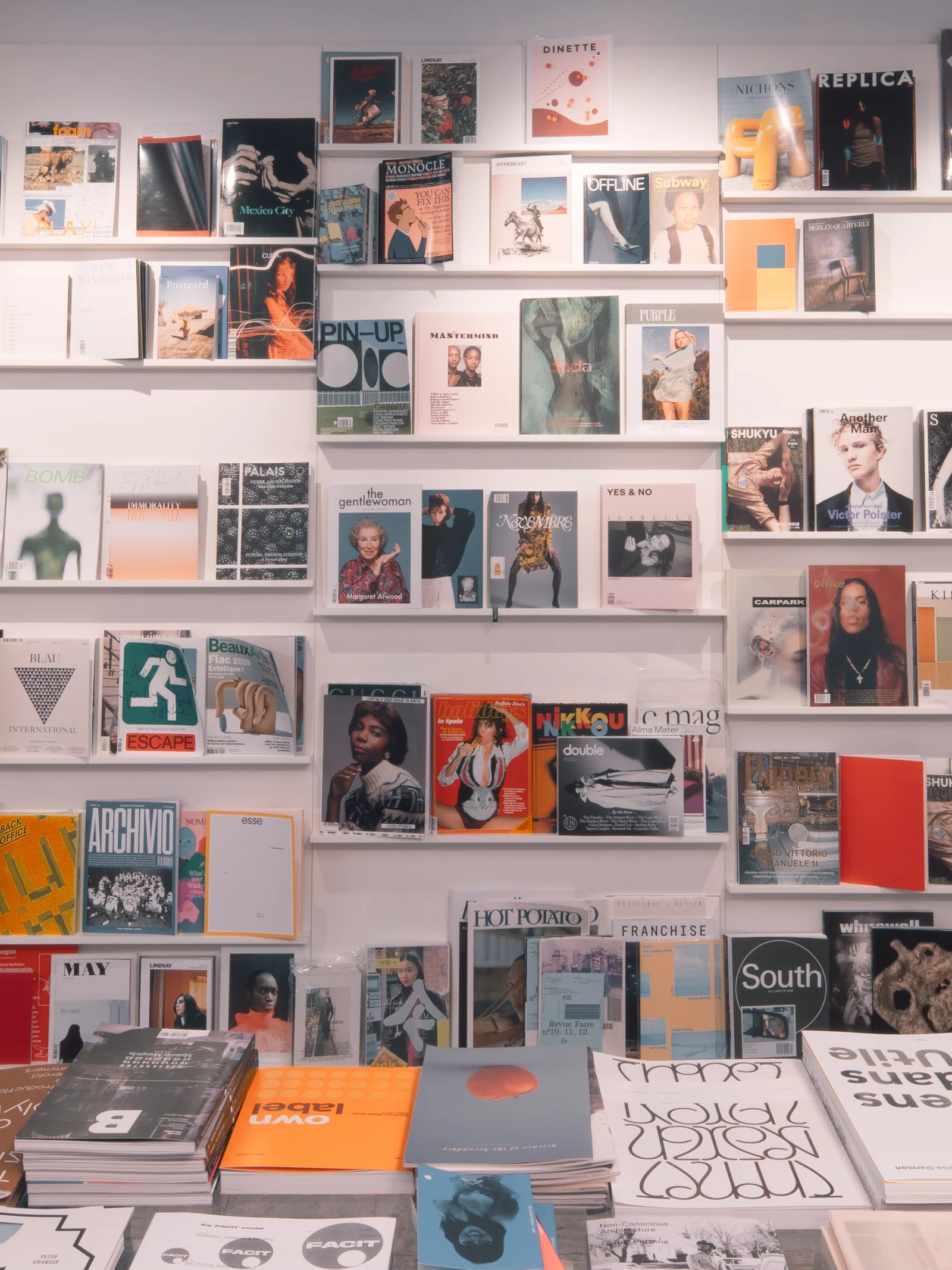 Yvon Lambert Bookstore and Gallery: Capturing the Essence of Contemporary Art — view 6