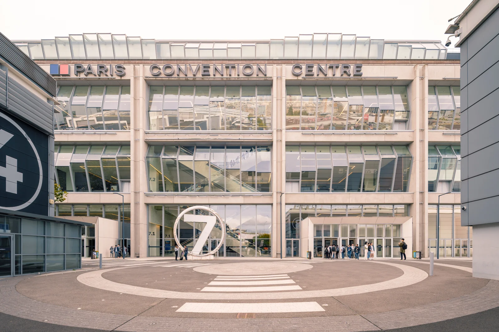 VECTORS for Viparis: Paris Expo / Pavilion 7 — view 1