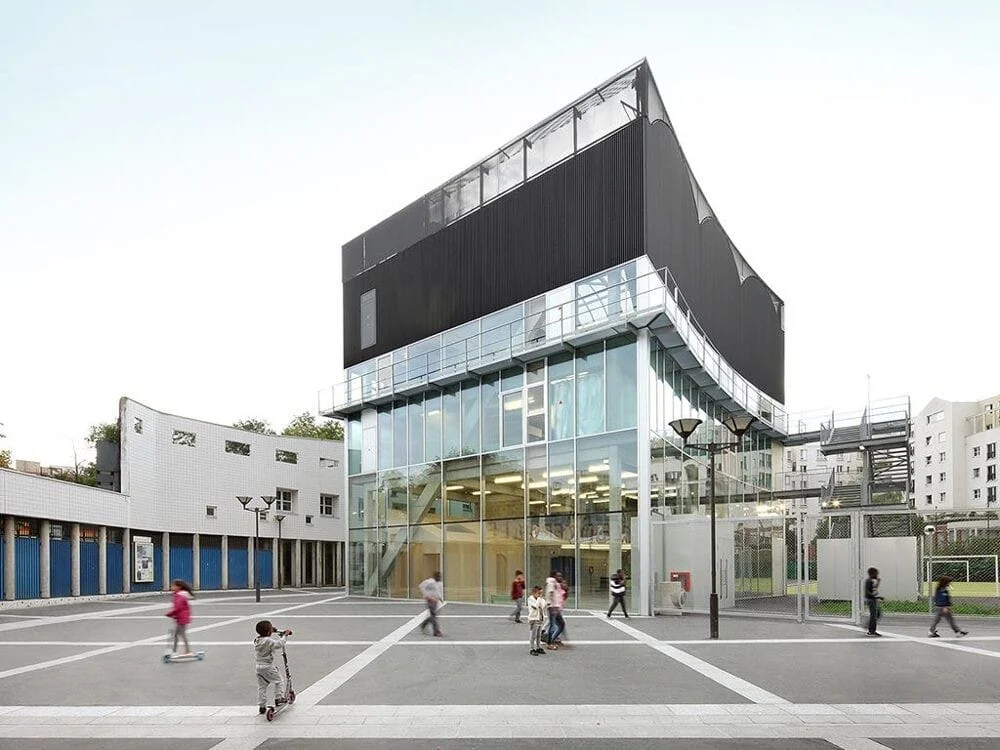 Le Centre culturel et sportif Saint-Blaise à Paris, conçu par Bruther – structure en béton brut et façades transparentes.