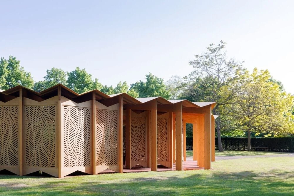 Le pavillon Serpentine 2023 “À Table” conçu par Lina Ghotmeh à Londres – structure en bois inspirée de la nature, entièrement démontable. Image © Iwan Baan, via Serpentine.