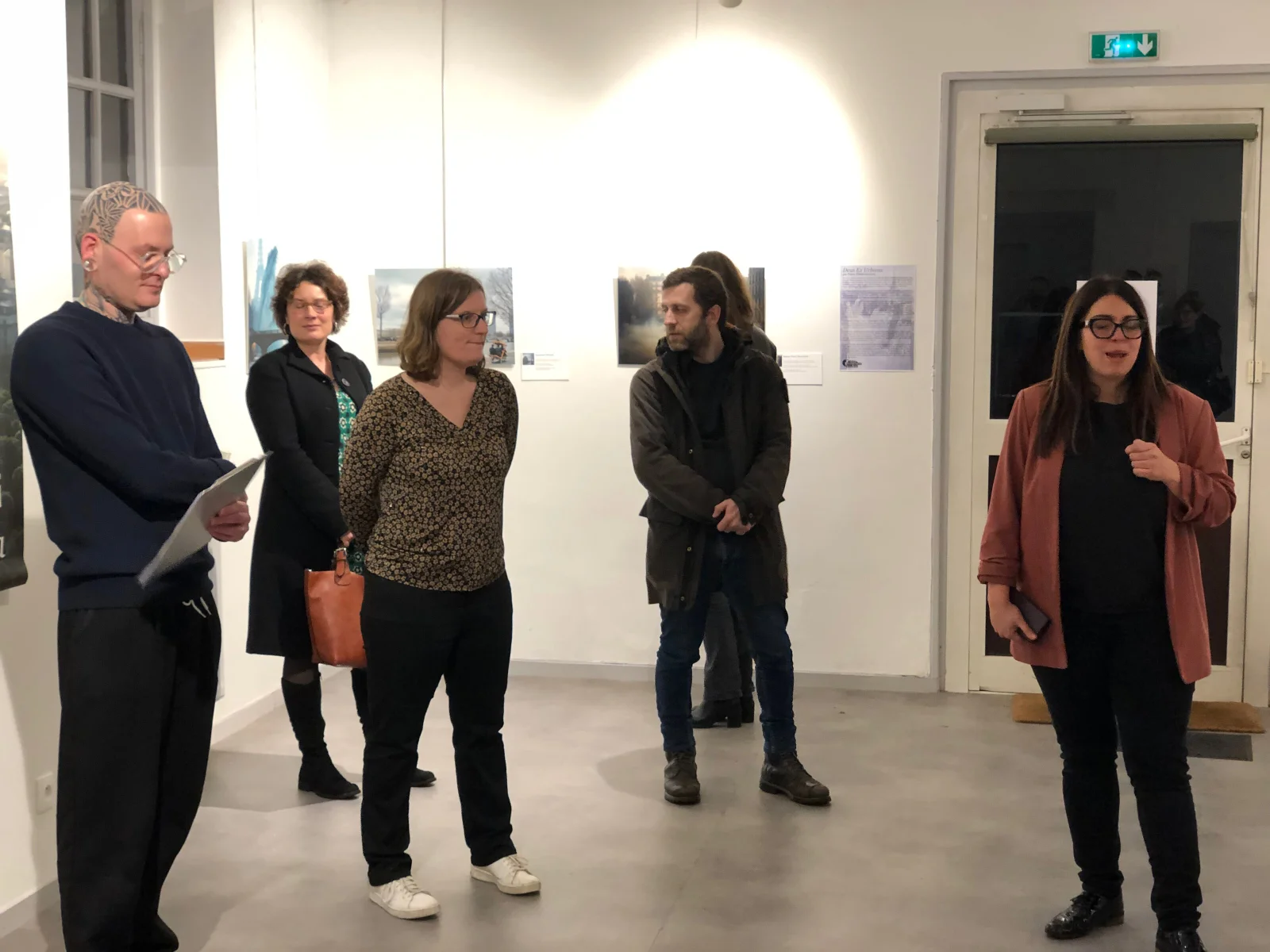 Le discours d’ouverture du vernissage à l’Espace Brel, l’artiste tenant ses notes