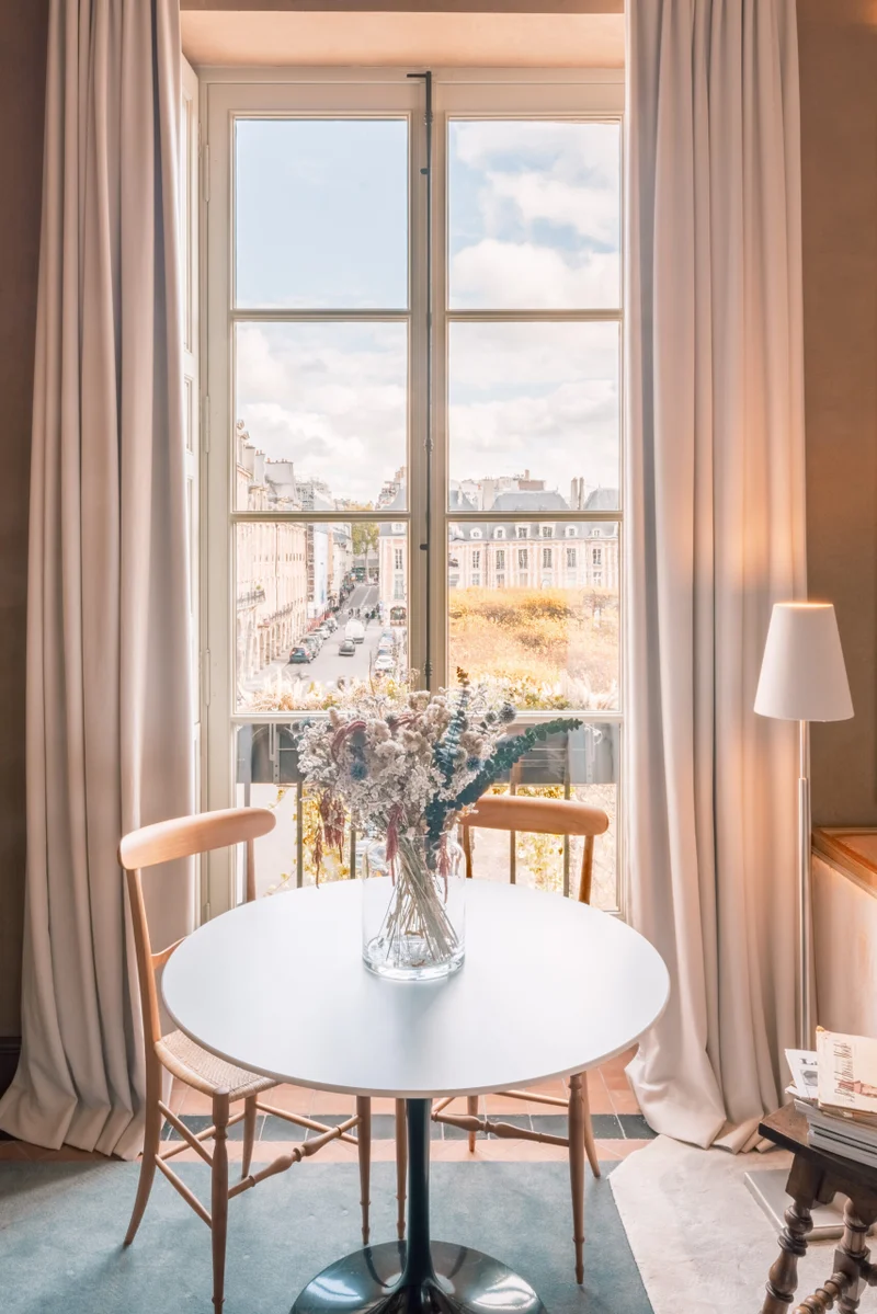 Suite d’hôtel, fenêtre sur Paris